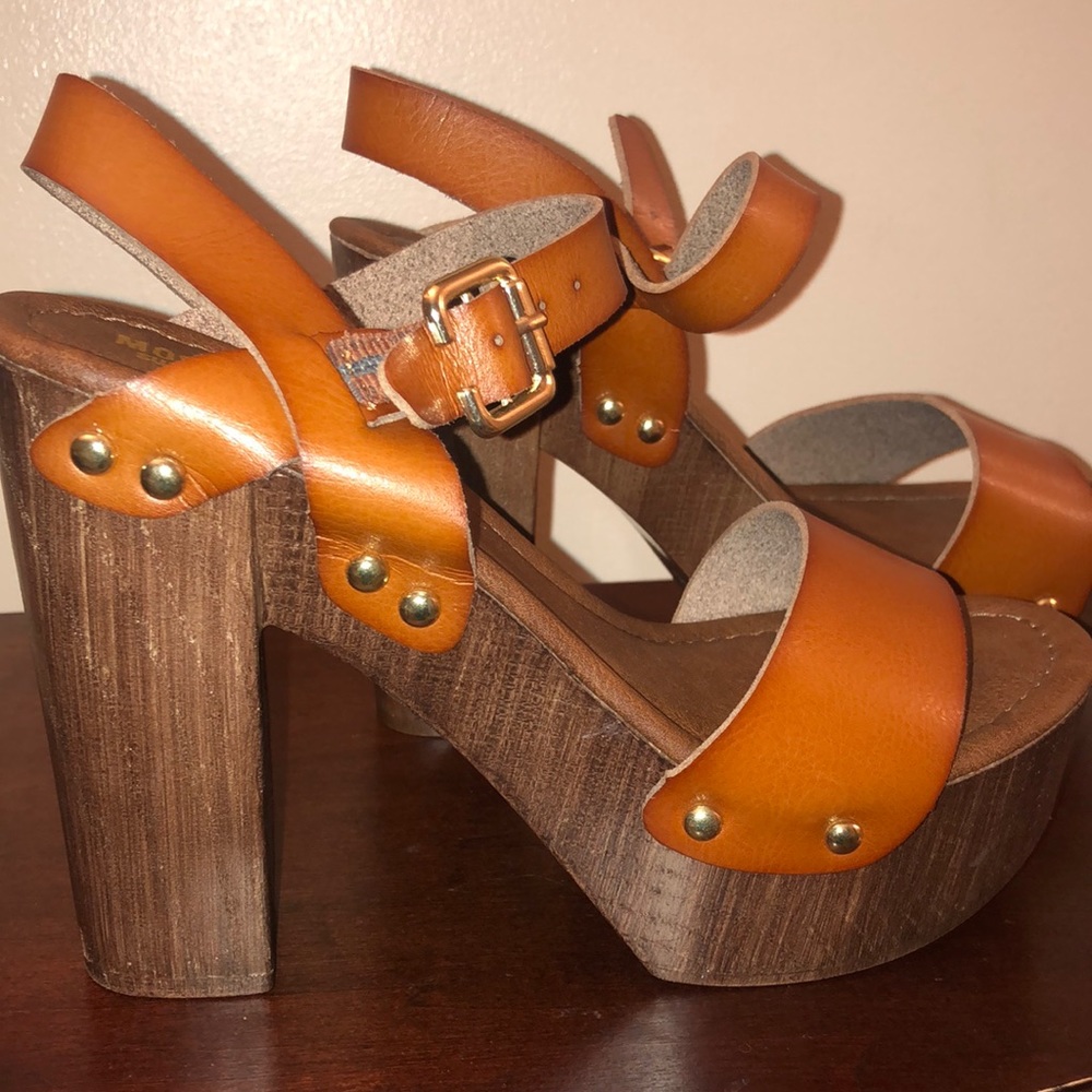 Block heel sandals